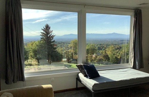 Hollowville Casa | Unbelievable Skyview New with Catskill views, 3 bedrooms with hot tub, 2 hrs nyc