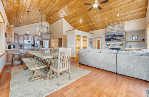 Waynesville Cabina | Unbelievable Views, Hot Tub, Fire Pit, Fire Table, Indoor Fireplace