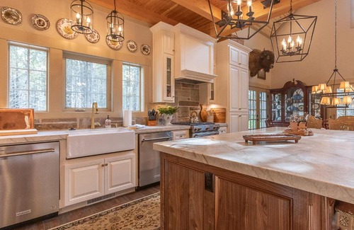 Island Park Casa | Uncle Chris Cabin by KABINO Air Conditioning Smart TVs Chefs Kitchen Spacious WiFi Grill Bills Island Reservoir Fishing