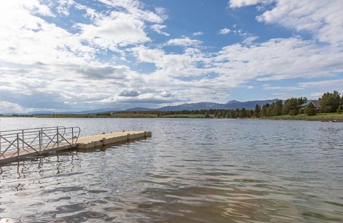 Island Park Casa | Uncle Chris Cabin by KABINO Air Conditioning Smart TVs Chefs Kitchen Spacious WiFi Grill Bills Island Reservoir Fishing