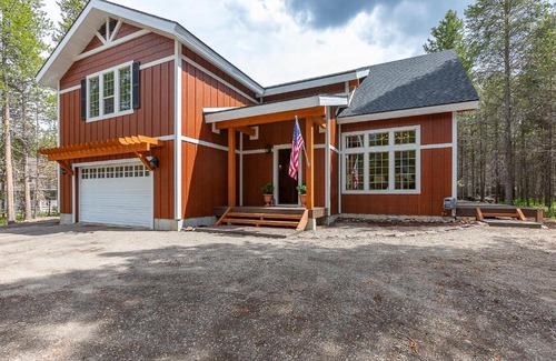 Island Park Casa | Uncle Chris Cabin by KABINO Air Conditioning Smart TVs Chefs Kitchen Spacious WiFi Grill Bills Island Reservoir Fishing