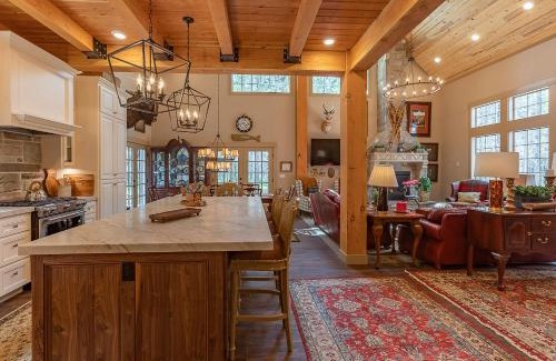 Island Park Casa | Uncle Chris Cabin by KABINO Air Conditioning Smart TVs Chefs Kitchen Spacious WiFi Grill Bills Island Reservoir Fishing