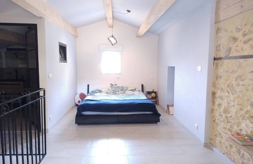 Lambesc Cama Y Desayuno | Under a bicentennial oak. Quiet, spacious bedroom/bathroom. Parking G