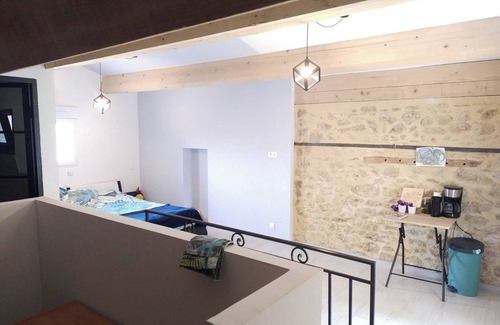 Lambesc Cama Y Desayuno | Under a bicentennial oak. Quiet, spacious bedroom/bathroom. Parking G