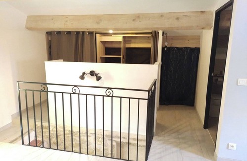 Lambesc Cama Y Desayuno | Under a bicentennial oak. Quiet, spacious bedroom/bathroom. Parking G