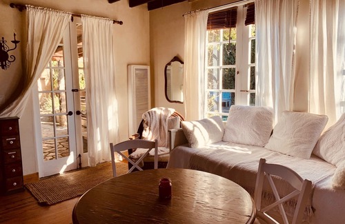 Mar Vista Casa | Debajo de la cabaña toscana del sol con piscina de piedra en el oeste de Los Ángeles