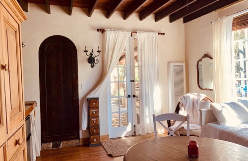 Mar Vista Casa | Debajo de la cabaña toscana del sol con piscina de piedra en el oeste de Los Ángeles