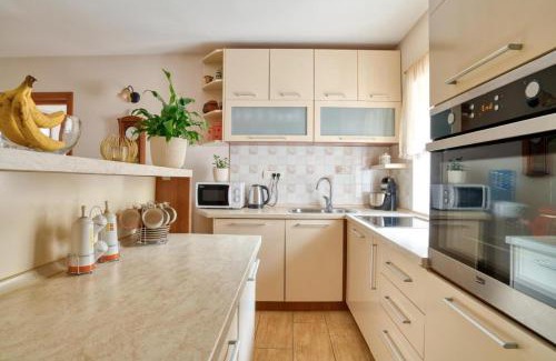 Skaljari Casa | Underhill Royal View