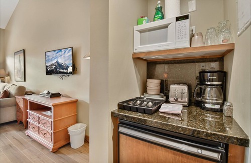 Park City Condominio | Sundial Studio in the heart of Canyons Village, outdoor pool/hot tubs, near hiking/biking C415A