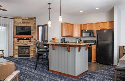 Lake Delton Complejo | Unforgettable Family Fun at Wyn. Glacier Canyon- Water Park Passes Included-2 Bd