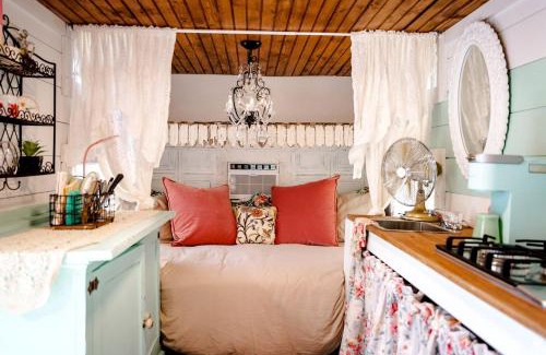Franklin Casa | Unforgettable Glamping Caravan Rental in North Carolina for Intimate Weekends Away in Franklin
