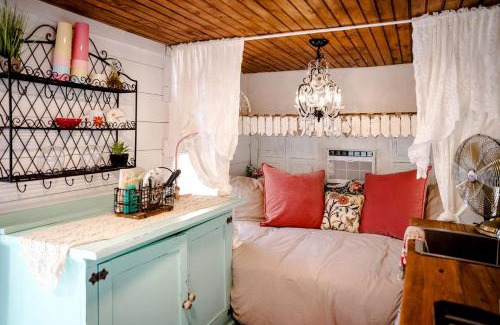 Franklin Casa | Unforgettable Glamping Caravan Rental in North Carolina for Intimate Weekends Away in Franklin