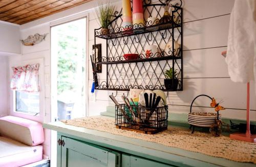 Franklin Casa | Unforgettable Glamping Caravan Rental in North Carolina for Intimate Weekends Away in Franklin