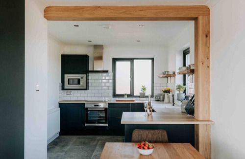 Penycwm Apartamento | Unforgettable sea views, Hot tub, Modern property