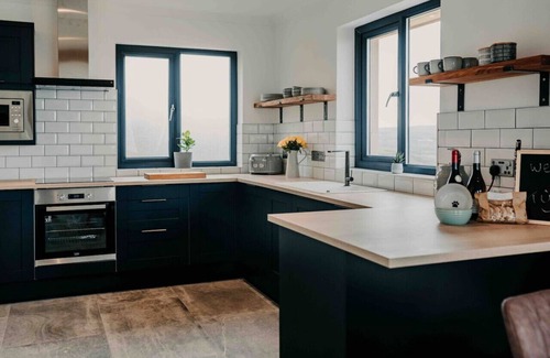 Penycwm Apartamento | Unforgettable sea views, Hot tub, Modern property
