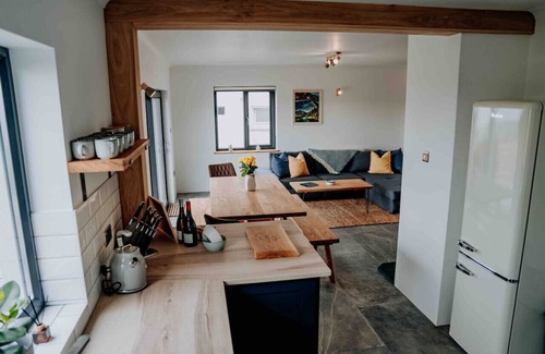 Penycwm Apartamento | Unforgettable sea views, Hot tub, Modern property