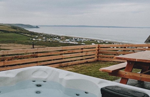 Penycwm Apartamento | Unforgettable sea views, Hot tub, Modern property