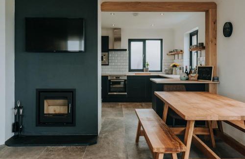 Penycwm Apartamento | Unforgettable sea views, Hot tub, Modern property