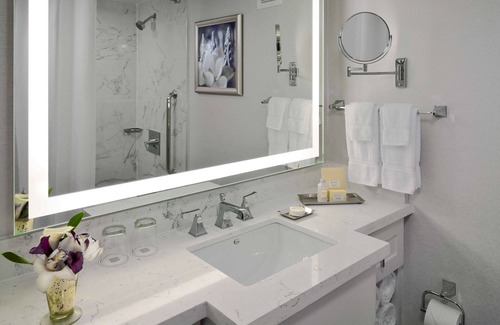 French Quarter Hotel | Unforgettable Stay in French Quarter! Pets Allowed, Balcony, w/ Outdoor Pool