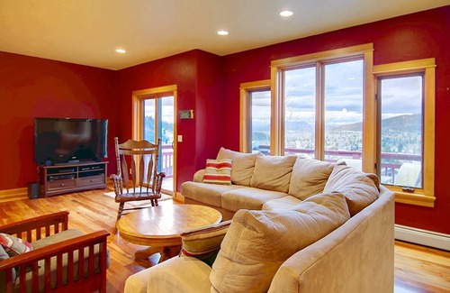 Steamboat Springs Casa | Unforgettable Views-Private Shuttle-Walk 2 Town/Trails+Big Garage-Deck-Fenced Patio-Grill-W/D-DogsOK