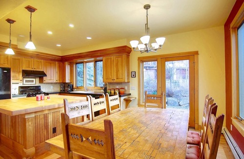 Steamboat Springs Casa | Unforgettable Views-Private Shuttle-Walk 2 Town/Trails+Big Garage-Deck-Fenced Patio-Grill-W/D-DogsOK