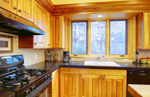 Steamboat Springs Casa | Unforgettable Views-Private Shuttle-Walk 2 Town/Trails+Big Garage-Deck-Fenced Patio-Grill-W/D-DogsOK