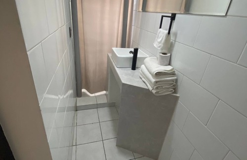 Centro de Monterrey Casa | Unidades Privadas con AC-TV-WiFi y Estacionamiento en Centro de MTY