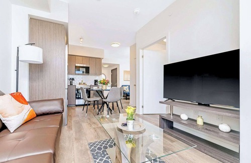 Kitchener Condominio | Union Towers Condo with City Views and Patio