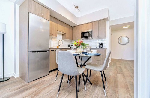 Kitchener Condominio | Union Towers Condo with City Views and Patio