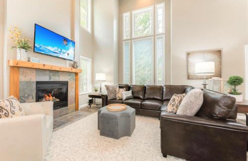 Midvale Casa | Union Woods in Salt Lake Modern Style with Hot Tub