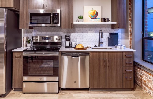 Riverside Apartamento | Unique 2 Bed Riverfront Park Travel Apartment