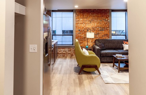 Riverside Apartamento | Unique 2 Bed Riverfront Park Travel Apartment