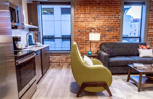 Riverside Apartamento | Unique 2 Bed Riverfront Park Travel Apartment