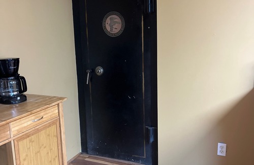 Sidney Apartamento | Unique 2 Bedroom Suite right on the Town Square