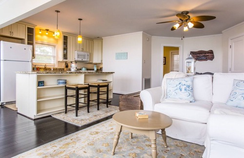 Deltaville Cabaña | Unique 2-bedroom waterfront cottage