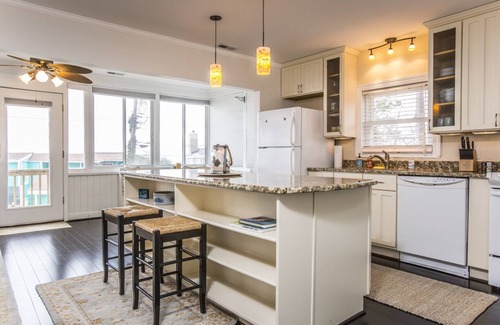 Deltaville Cabaña | Unique 2-bedroom waterfront cottage
