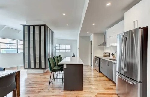 Cote-Des-Neiges—Notre-Dame-De-Grace Condominio | Unique 2500 sqf 2 bedrooms, 2 bathrooms sleep 7