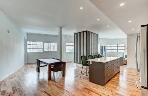 Cote-Des-Neiges—Notre-Dame-De-Grace Condominio | Unique 2500 sqf 2 bedrooms, 2 bathrooms sleep 7