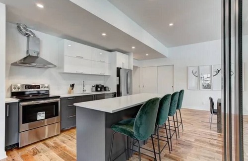 Cote-Des-Neiges—Notre-Dame-De-Grace Condominio | Unique 2500 sqf 2 bedrooms, 2 bathrooms sleep 7