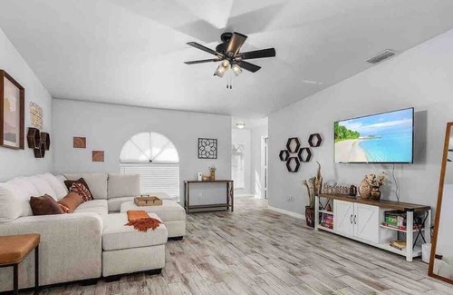 Lochmoor Waterway Estates Otro | 25min from beach! Unique getaway in Central Cape