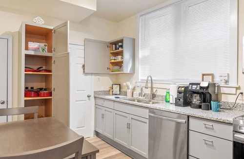 Wilmington Casa | Unique 5-bedroom private house in Wilmington perfect for long term stays