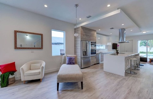 Coral Way Villa | Unique 8 bedroom townhouse Pools