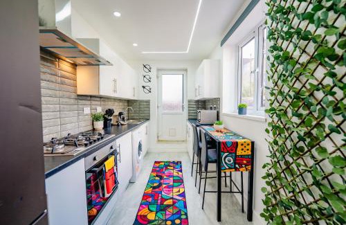 Roath Casa | Unique and Bright 6 Bedrooms Home Retreat - Fast WiFi - Close to Amenities