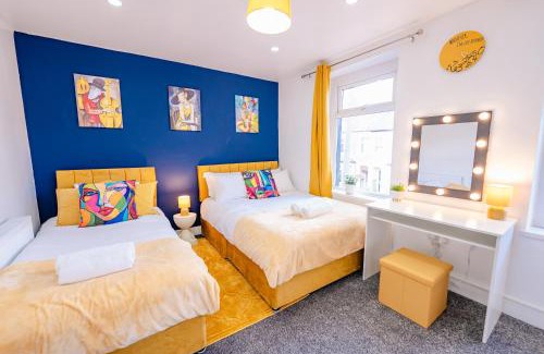 Roath Casa | Unique and Bright 6 Bedrooms Home Retreat - Fast WiFi - Close to Amenities
