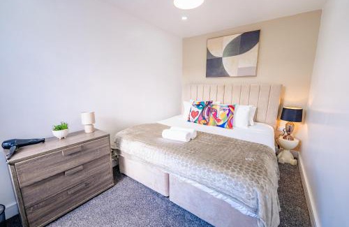 Roath Casa | Unique and Bright 6 Bedrooms Home Retreat - Fast WiFi - Close to Amenities