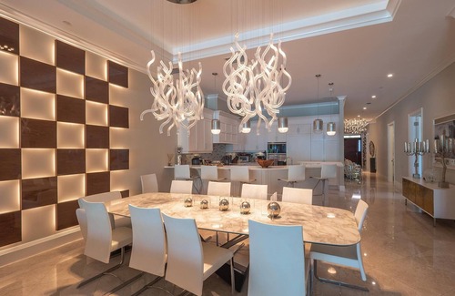 Seven Mile Beach Condominio | Unique and Luxurious Oceanfront Condo on Seven Mile Beach w/Pool!
