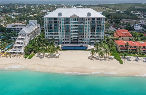 Seven Mile Beach Condominio | Unique and Luxurious Oceanfront Condo on Seven Mile Beach w/Pool!