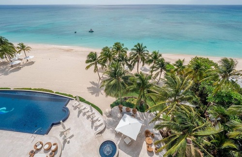 Seven Mile Beach Condominio | Unique and Luxurious Oceanfront Condo on Seven Mile Beach w/Pool!