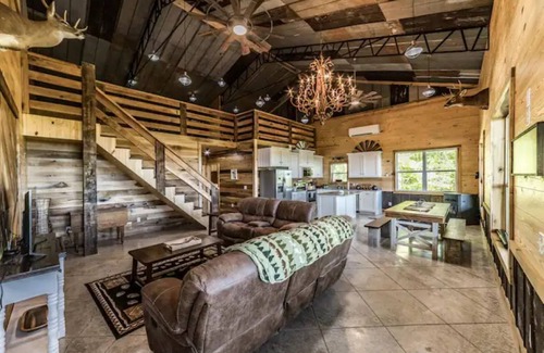 Grant Cabina | Unique and tranquil mountain-side getaway, close to Guntersville Lake.