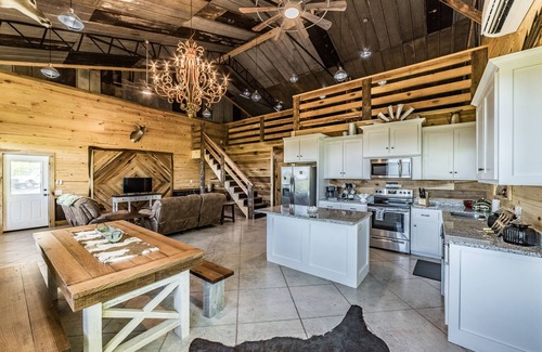 Grant Cabina | Unique and tranquil mountain-side getaway, close to Guntersville Lake.